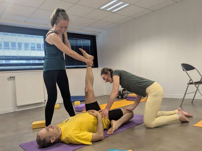entraide yoga étirement