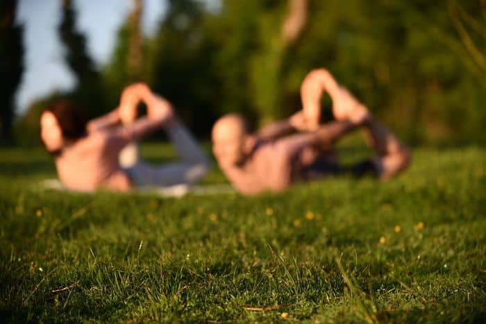 yoga du cachemire dhanurasana